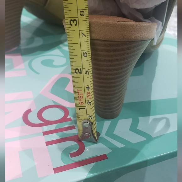 Madeline Girl shoes size 6.5 M, Wishes Butterscotch color - Picture 3 of 4